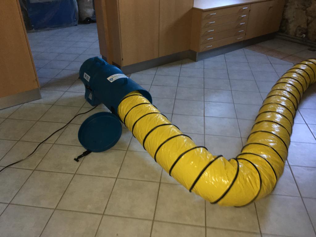 Gebläse mit Luftschläuchen zur technischen Trocknung
